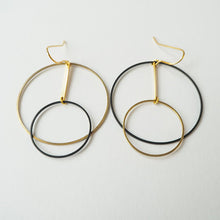 Load image into Gallery viewer, Vice Versa Brass + Black Circle Earrings
